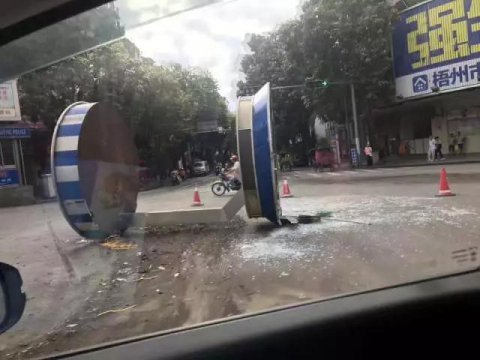 交通崗?fù)ぁ皺M躺”馬路上，究竟怎么回事？