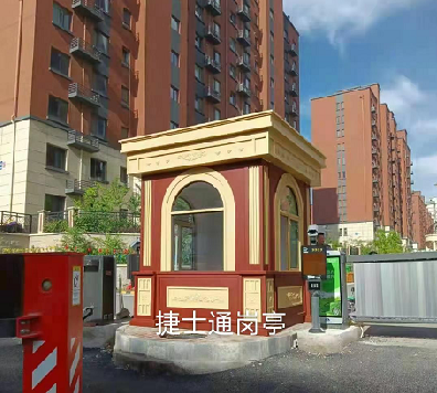 前方什么這么晃眼？哎呦，竟然是新型亮眼的保安亭