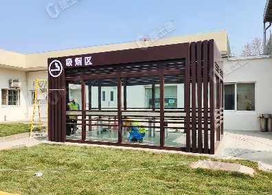 捷士通設(shè)計(jì)和生產(chǎn)的吸煙亭適用于工廠內(nèi)部，為員工提供一個(gè)方便的吸煙場(chǎng)所